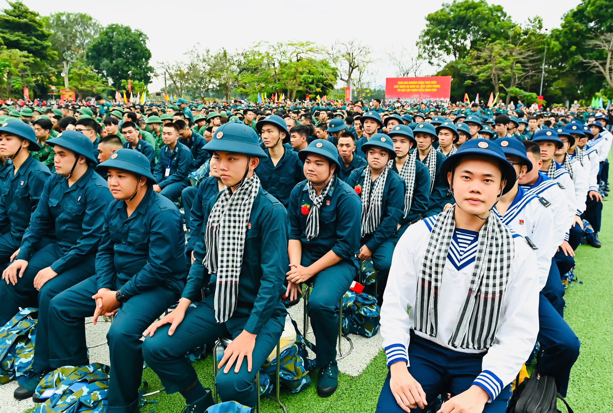 Chủ tịch Quốc hội Trần Thanh Mẫn, Bí thư Thành ủy TPHCM Trần Lưu Quang động viên tân binh lên đường nhập ngũ